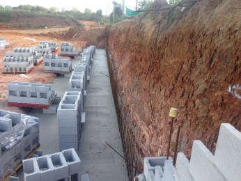 retaining wall installation